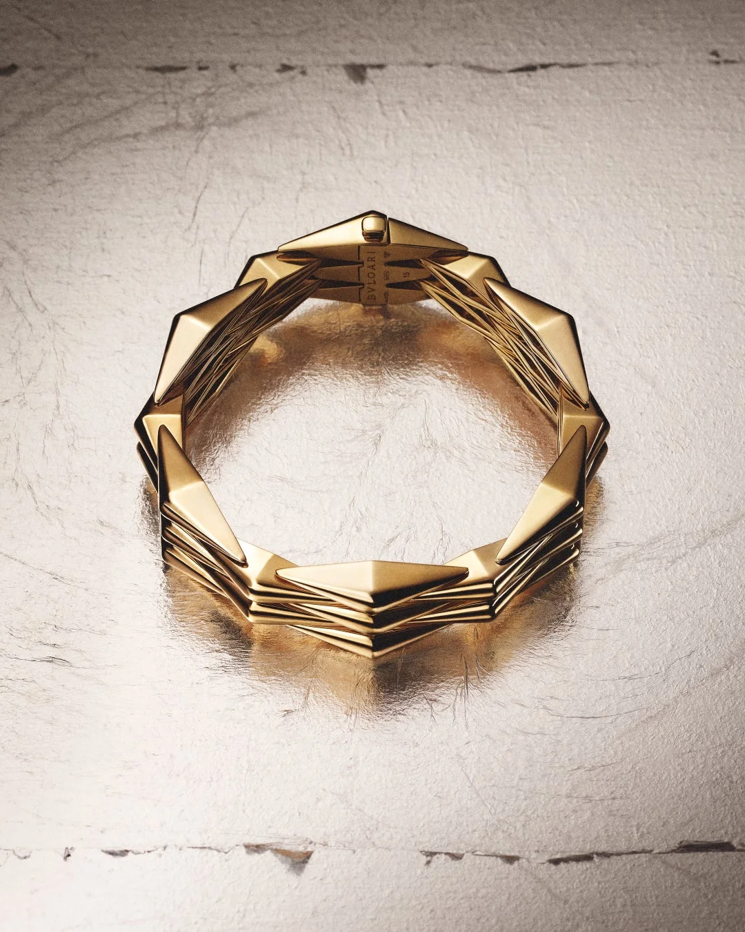 幾何学的なデザインが特徴の金色のブレスレット