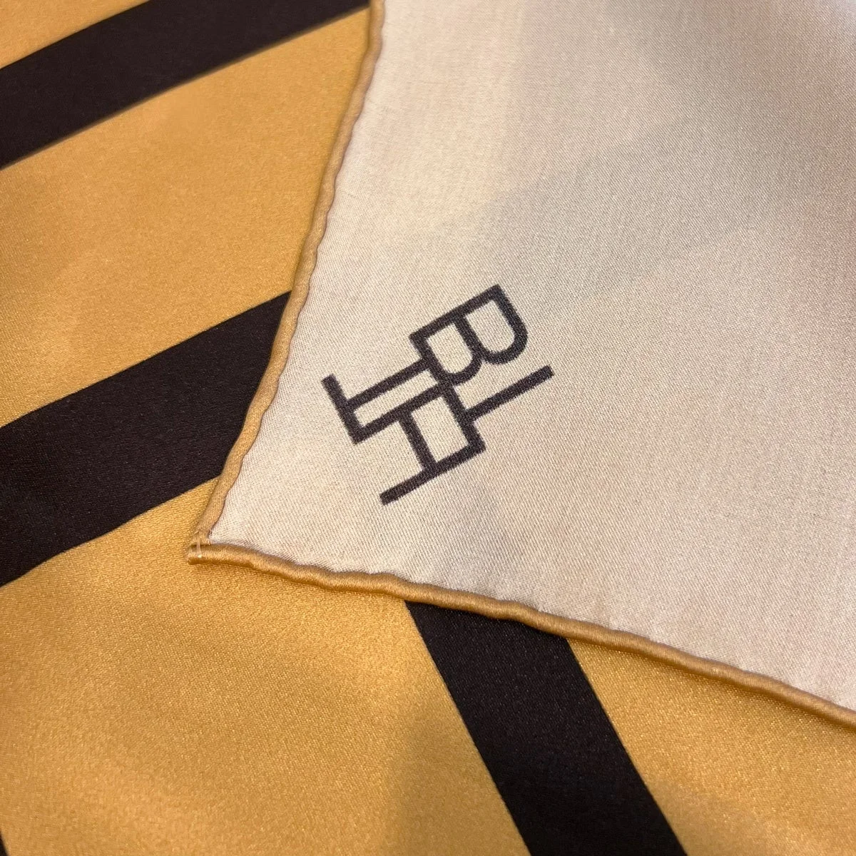 黒と金色のストライプ模様が入ったシルクのような生地のクローズアップ