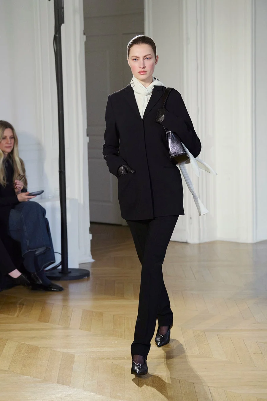 ランウェイを歩くモデル