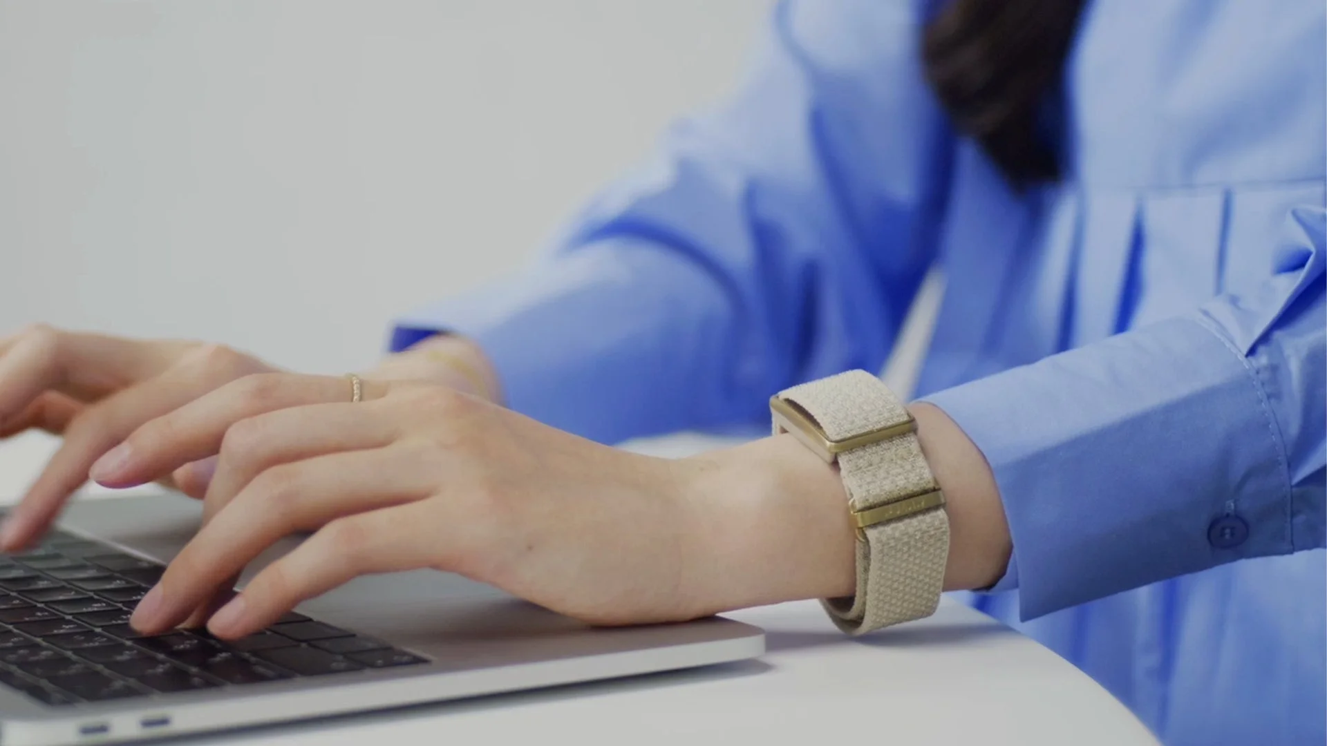 パソコンでタイピングする手元にPOLAR Loop