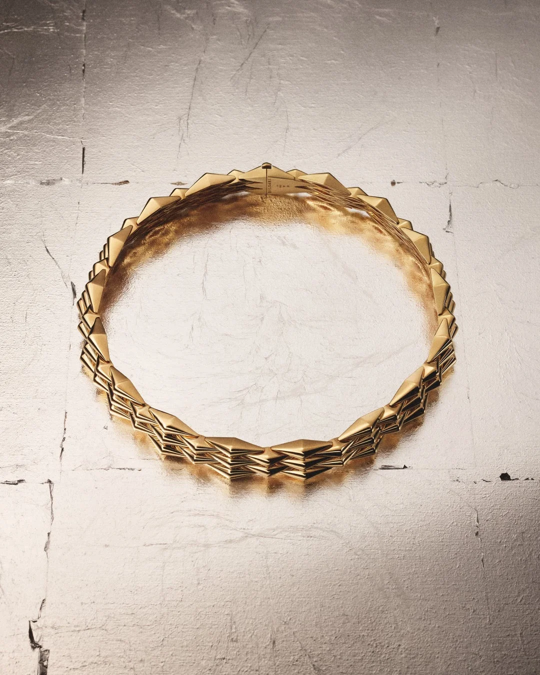 幾何学的なデザインが特徴の豪華なゴールドネックレス