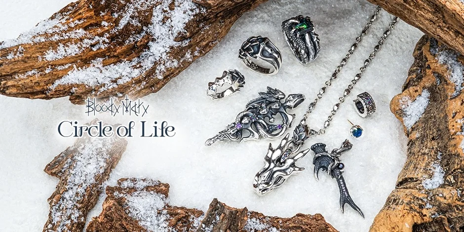 雪が積もった木片を背景に、Bloody Maryの「Circle of Life」コレクション