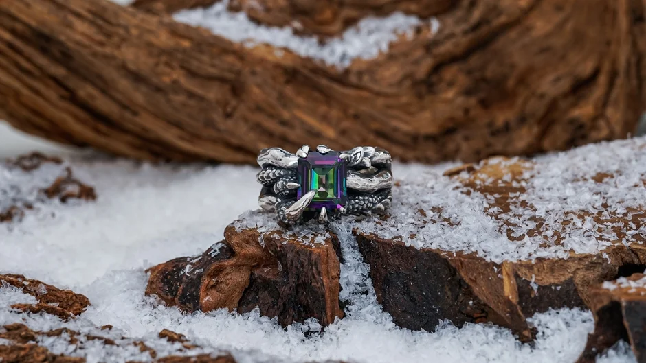 中央にカラフルな宝石が輝くドラゴンデザインのシルバーリング