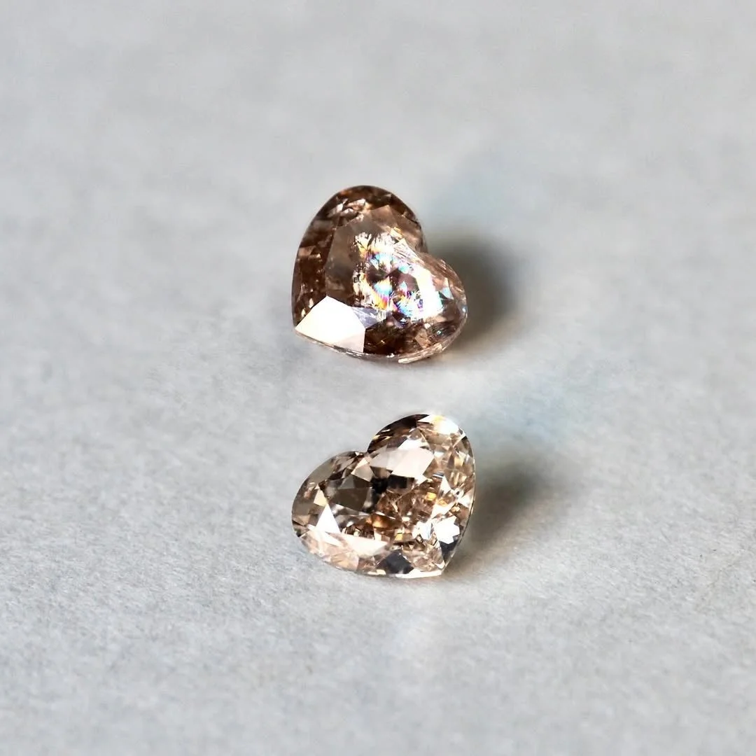 淡い茶色のハート型にカットされた2つの宝石