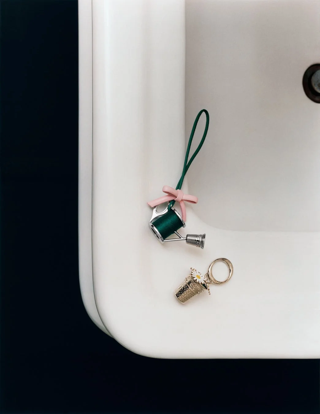 裁縫道具を模した可愛らしいミニチュアチャーム