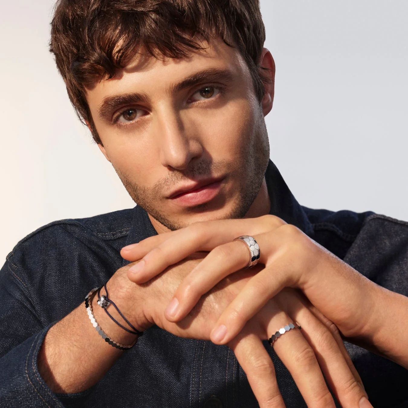 ヘキサゴン模様のリングとブレスレットを身につけた男性モデル
