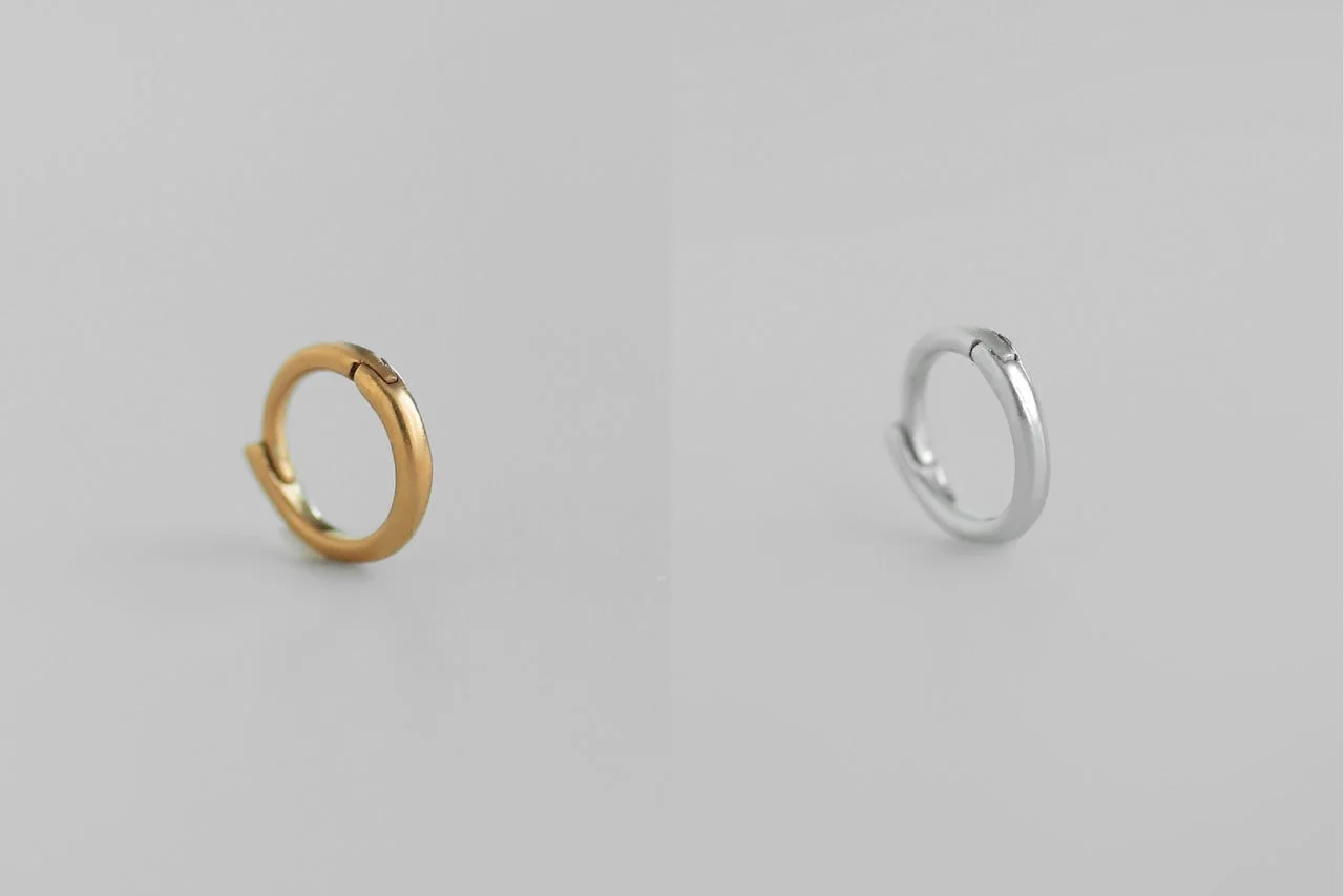 シンプルなゴールドとシルバーのフープピアス
