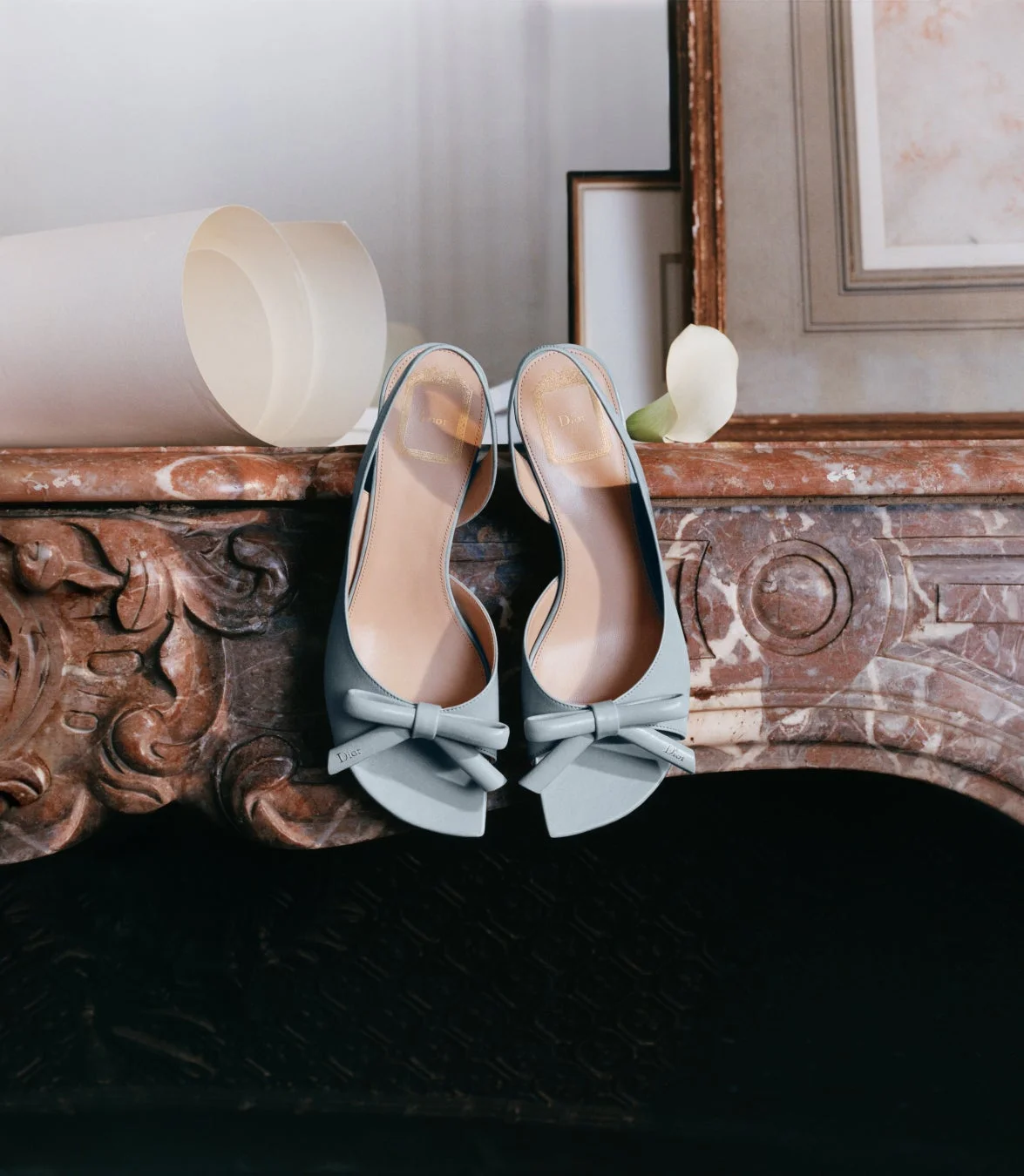 リボン付きの水色のDiorスリングバックシューズ