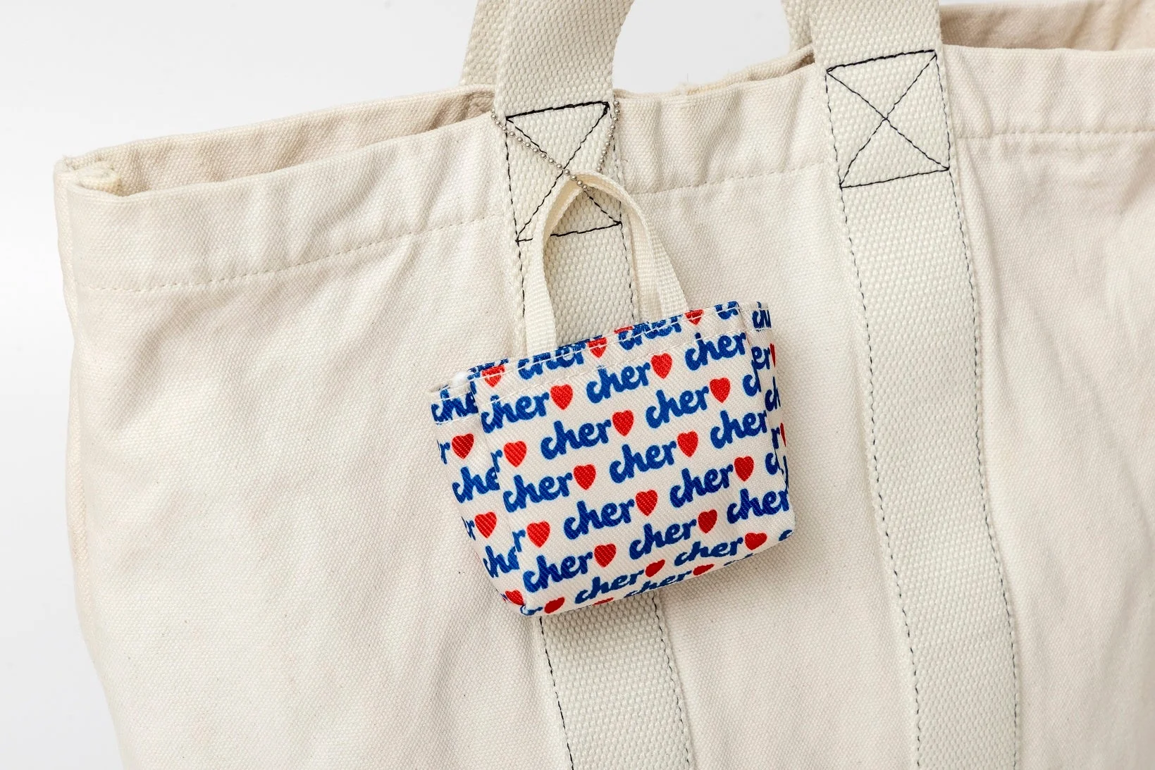 バッグに付けられたミニバッグキーホルダー