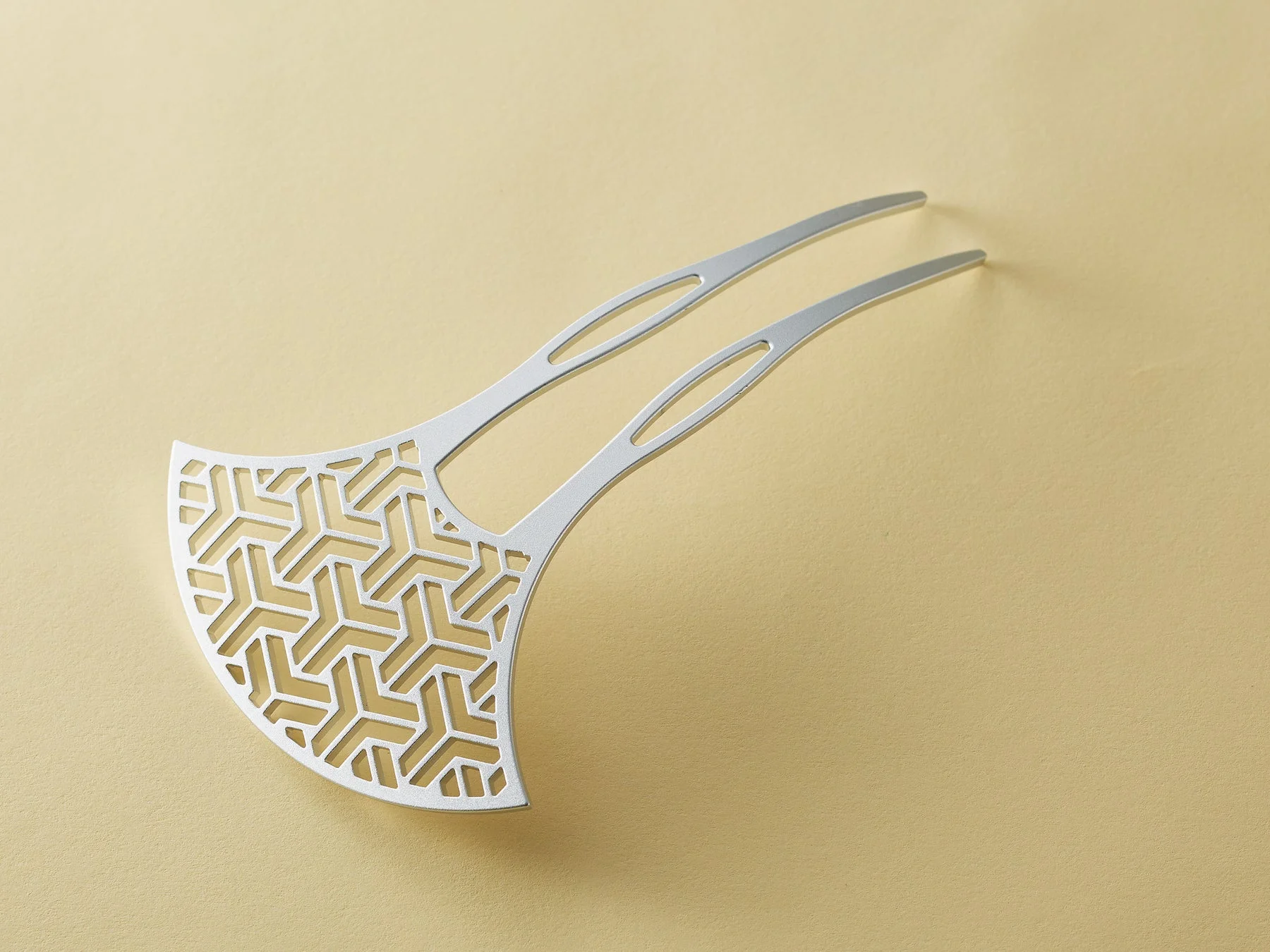 日本の伝統的な幾何学模様が施された銀色のかんざし