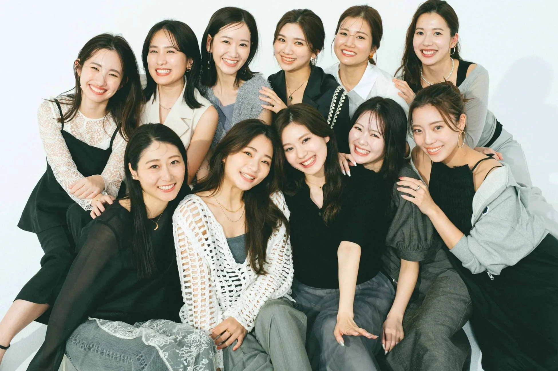 楽しそうな女性たちの集合写真