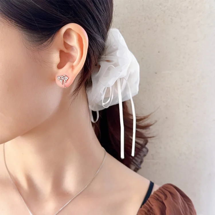 パール付バタフライ Tineaイヤリングの着用イメージ