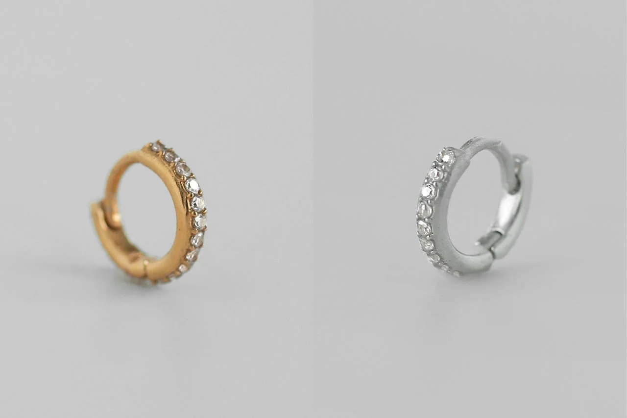 ゴールドとシルバーのラインストーン付きフープピアス