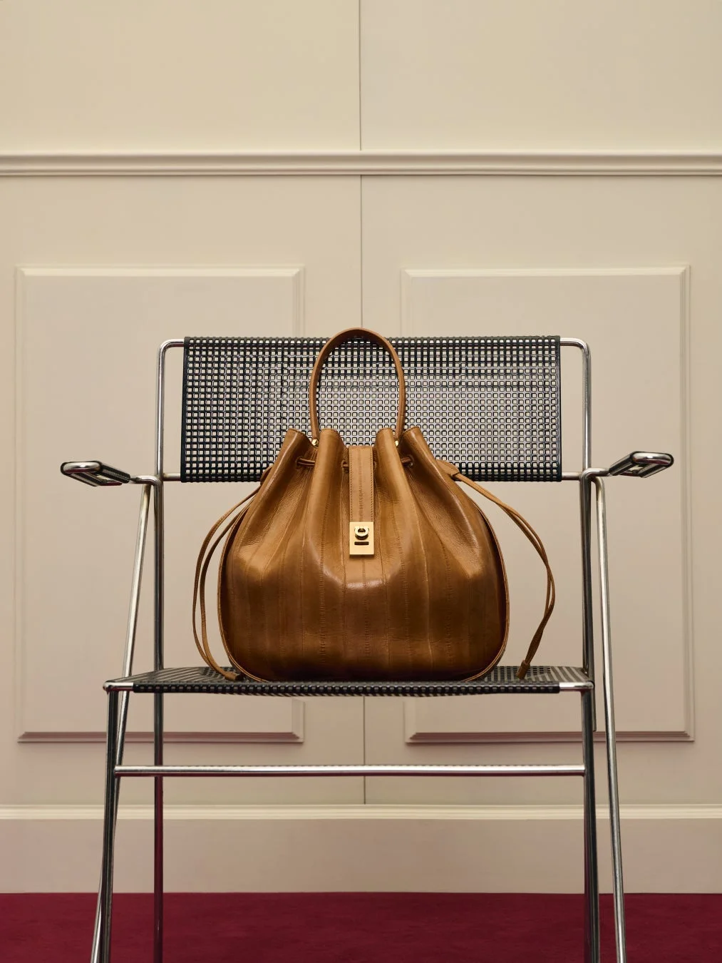 上品なブラウンのレザー製バケットバッグ