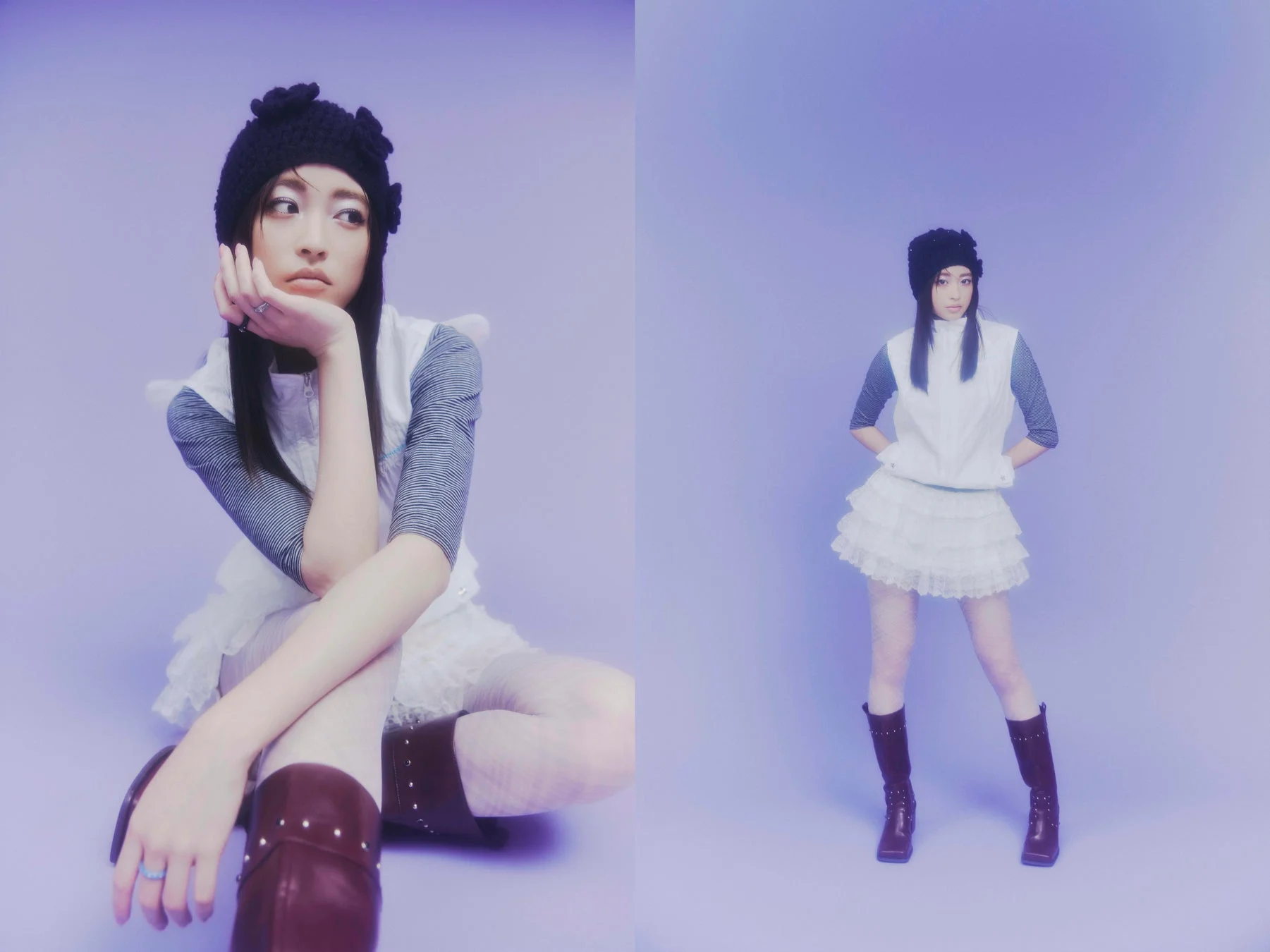 薄紫の背景でポーズをとる若い女性のファッションポートレート。黒いニット帽、白いベストとフリルスカート、茶色のブーツを着用。座っている姿と立っている姿の2カットで、おしゃれで夢のような雰囲気。