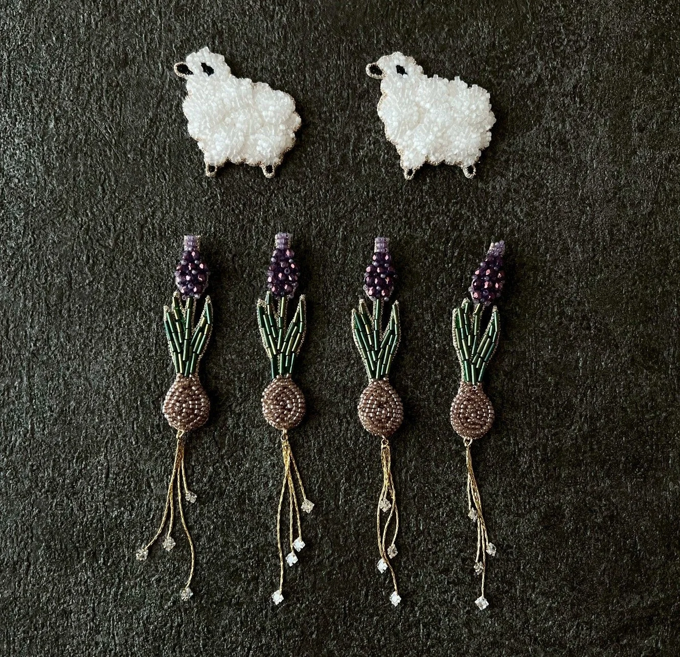 羊と花のビーズ細工