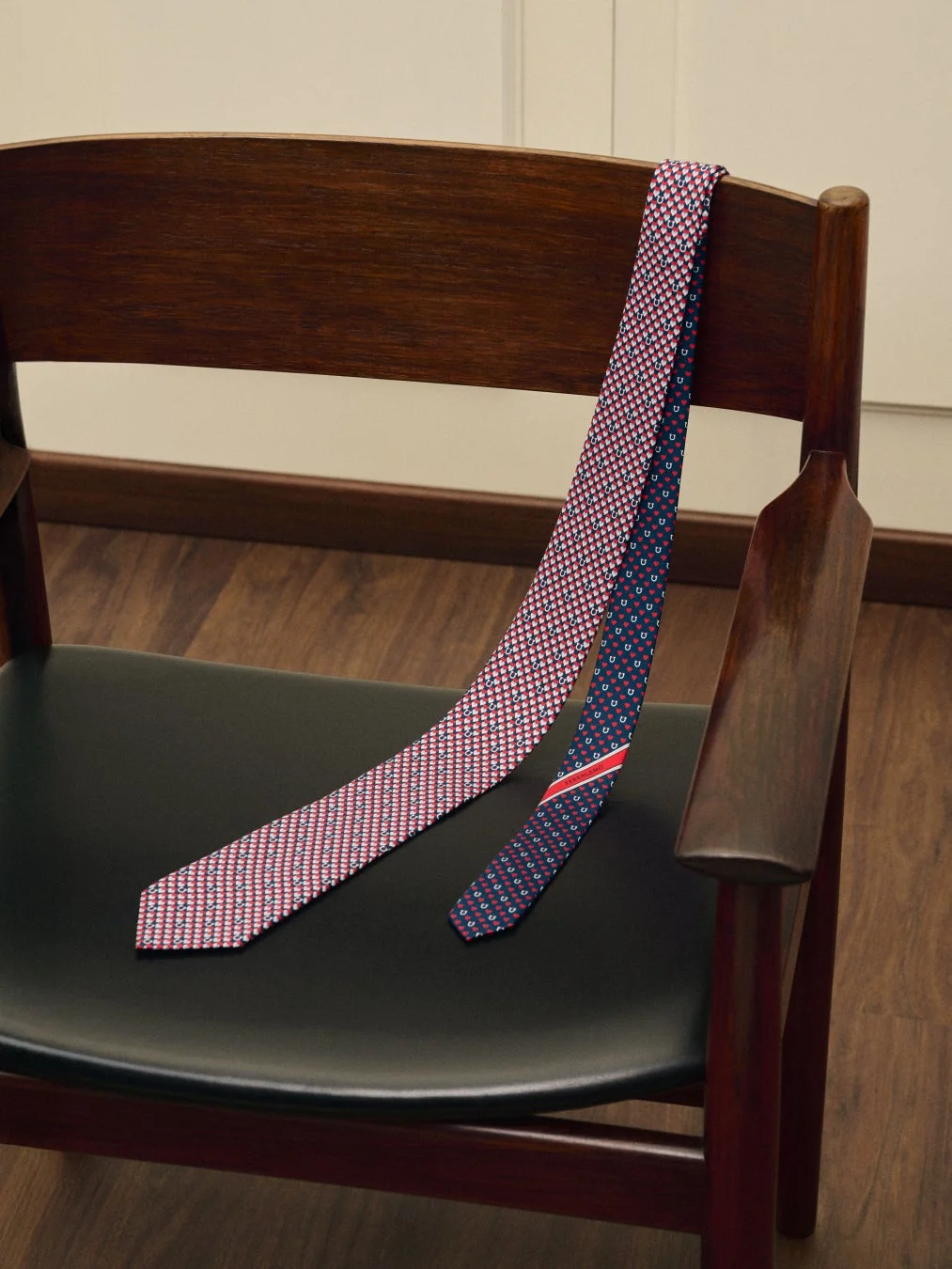 馬蹄模様のネクタイ