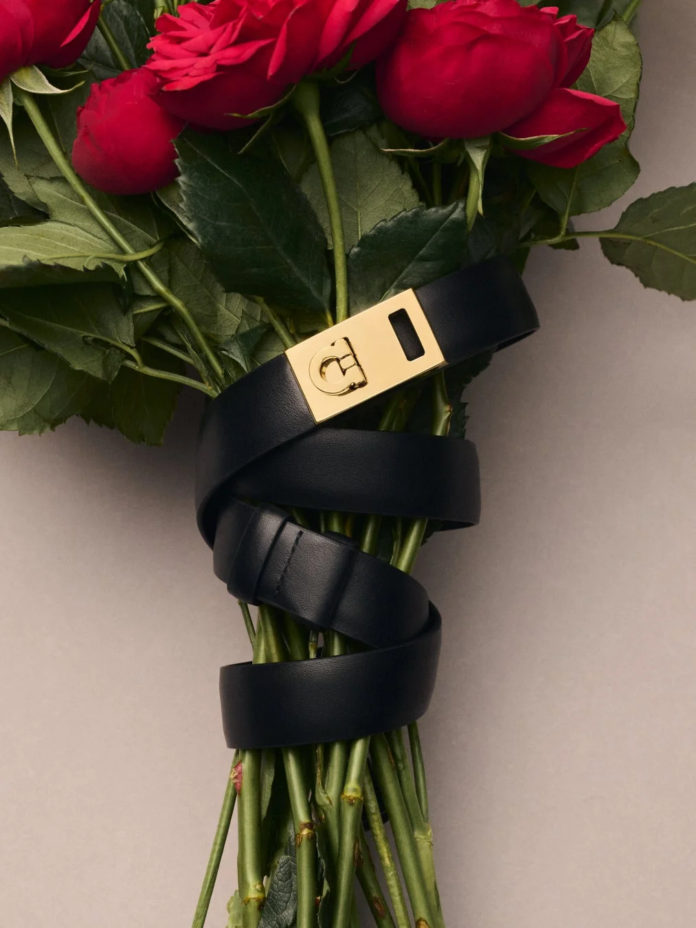赤いバラの花束とゴールドバックル