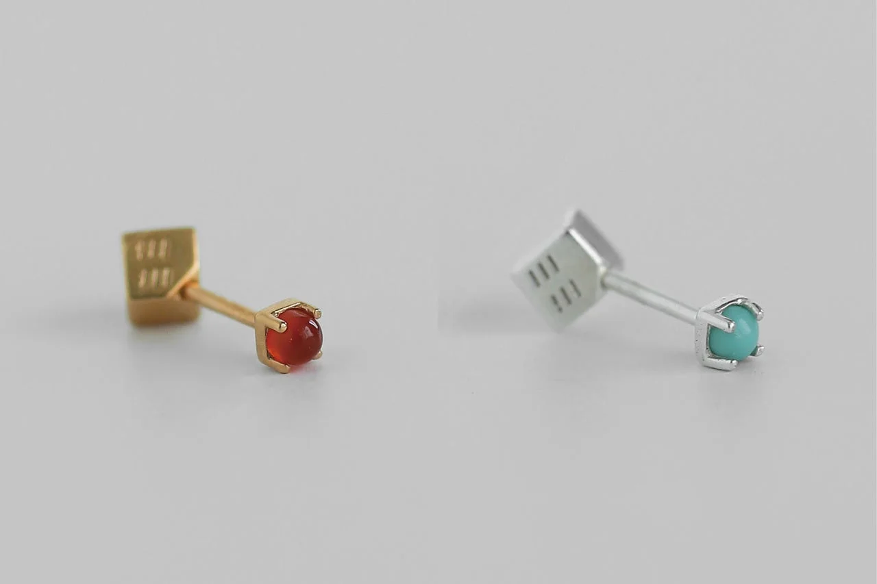 ゴールドの赤い石とシルバーのターコイズのスタッドピアス