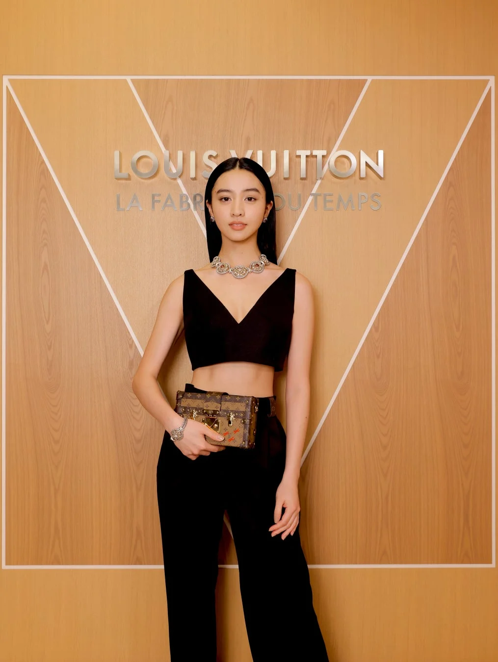 ルイ・ヴィトンの展示会でポーズをとるKōki,さん