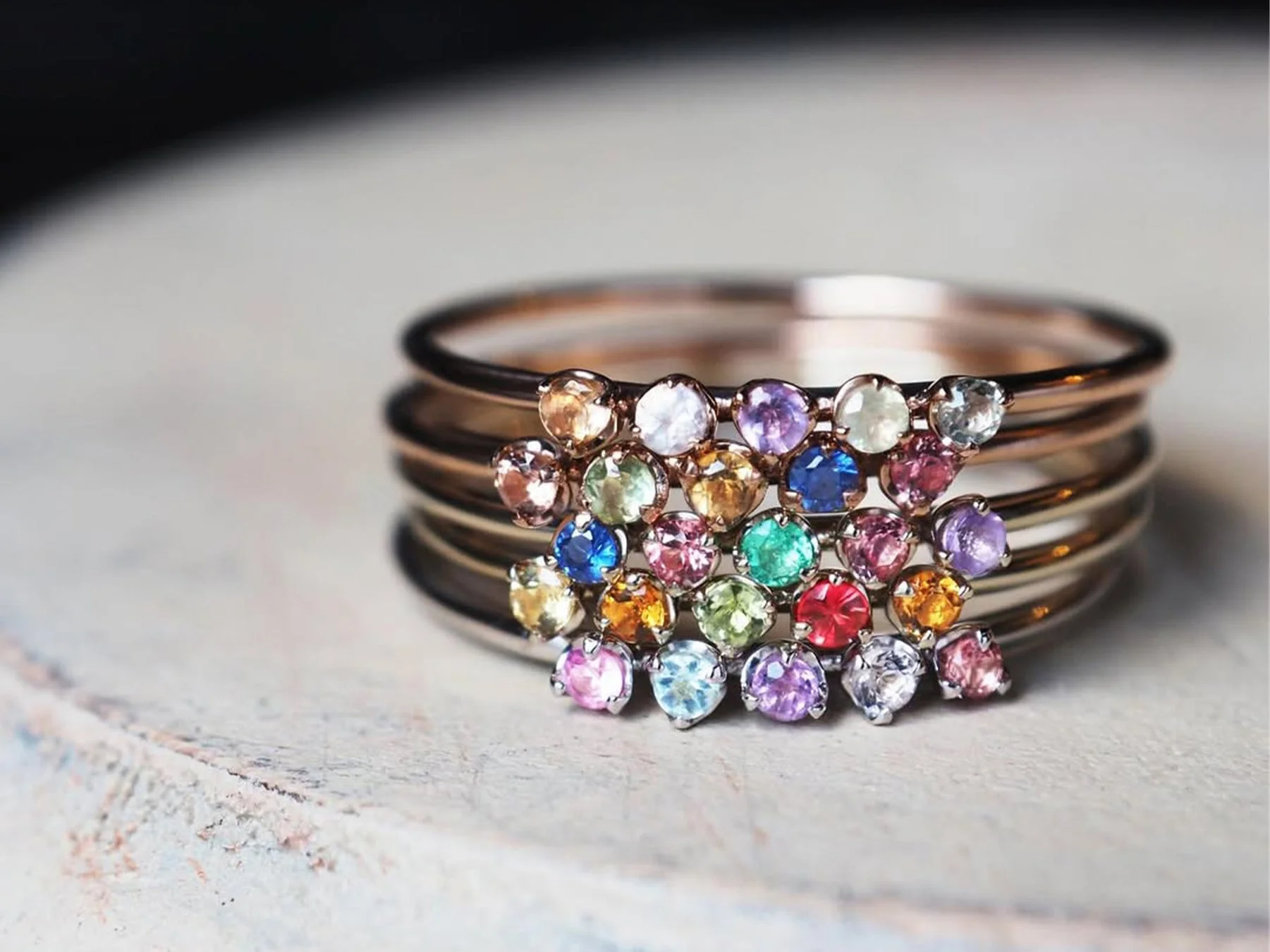 複数の細いリングに、様々な色の小粒な宝石が散りばめられた華やかなジュエリー