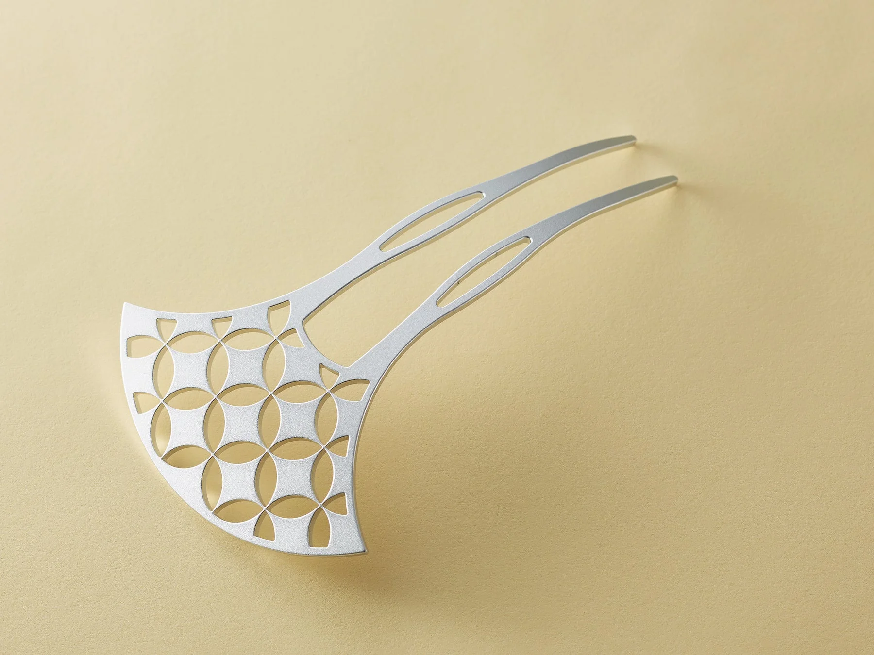 伝統的な七宝繋ぎのような透かし模様が特徴のシルバーかんざし