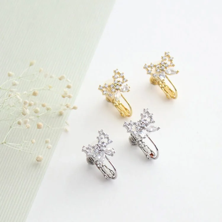 イヤリング、イヤーカフ、アクセサリー、ジュエリー、ビジュー、花モチーフ、ゴールド、シルバー、キラキラ、ファッション小物、上品、エレガント、カスミソウ