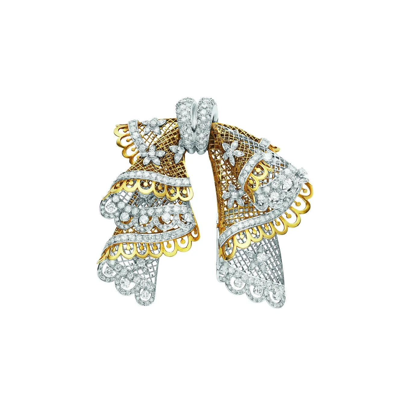 豪華なリボン型のブローチで、ゴールドとシルバーの金属に多数のダイヤモンドが散りばめられています。繊細なフィリグリーと花柄の装飾が特徴的な高級ジュエリーです。