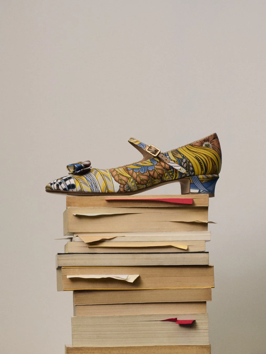 カラフルな花柄のメリージェーンシューズ