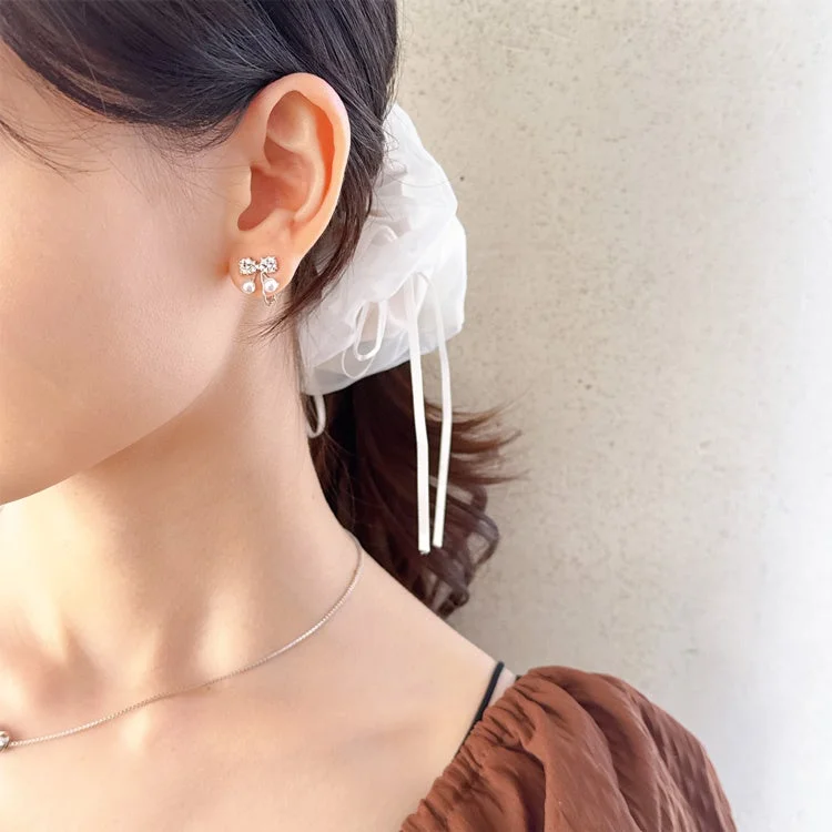 ハーフビジューハート Tineaイヤリングの着用イメージ