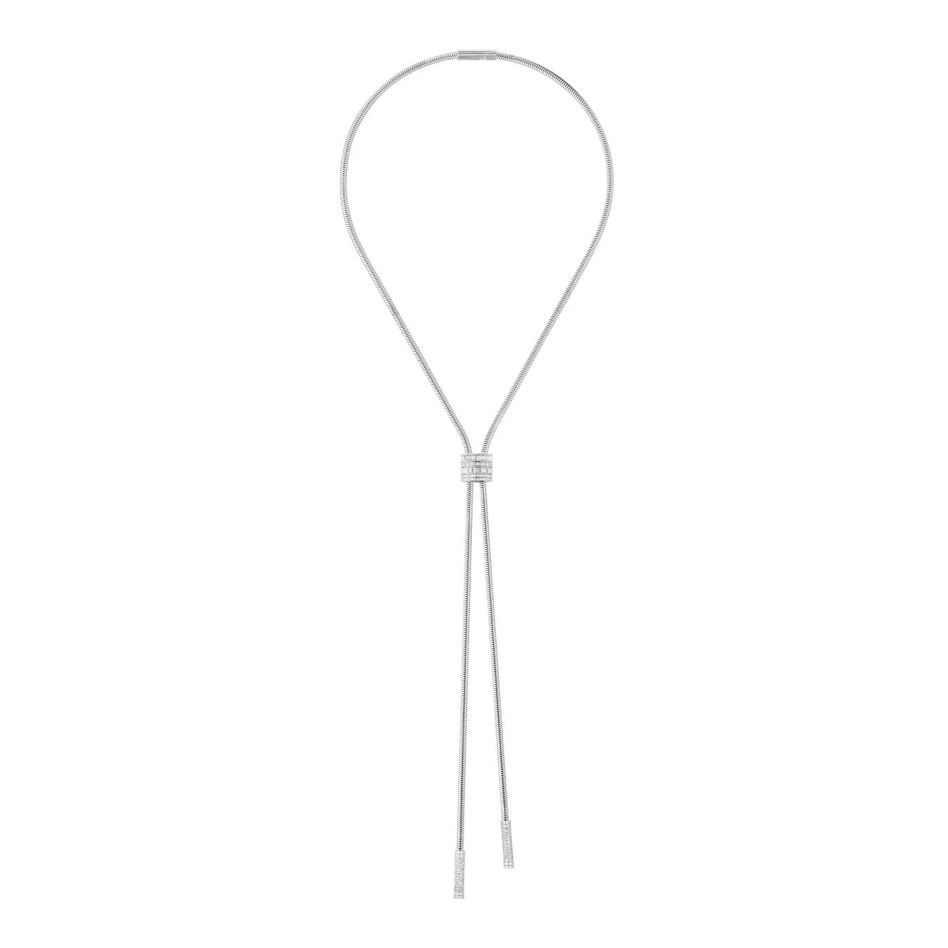 白い背景に、光沢のあるシルバーのY字型ネックレスが写っています。中央には装飾的なスライダーがあり、両端にはきらめく飾りが付いています。モダンでエレガントな印象のジュエリーです。