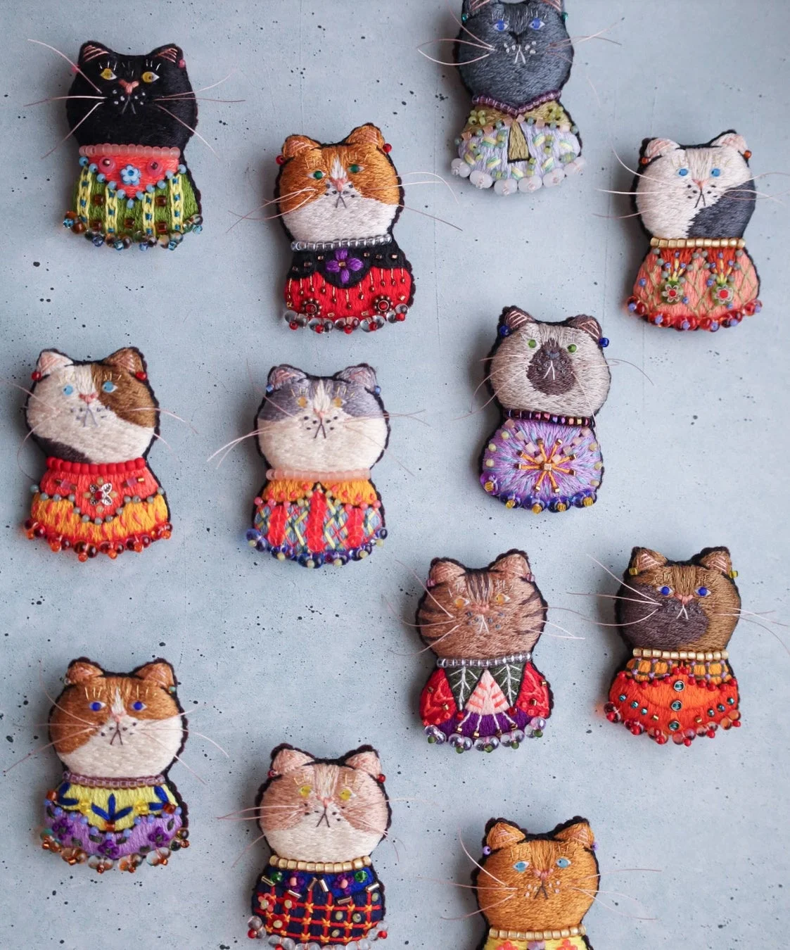 猫の刺繍ブローチ