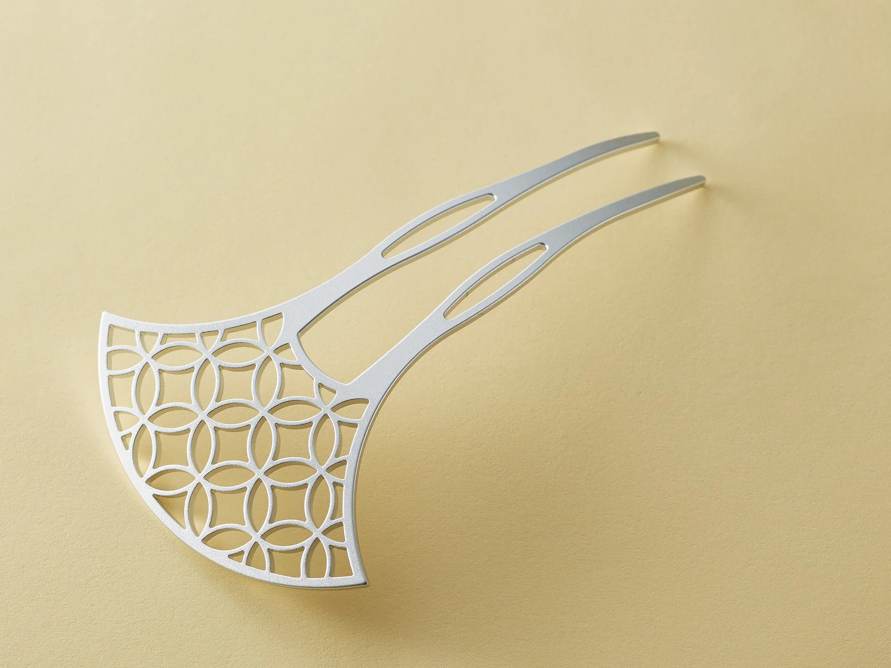 伝統的な七宝柄の透かし彫りが施された銀色のかんざし