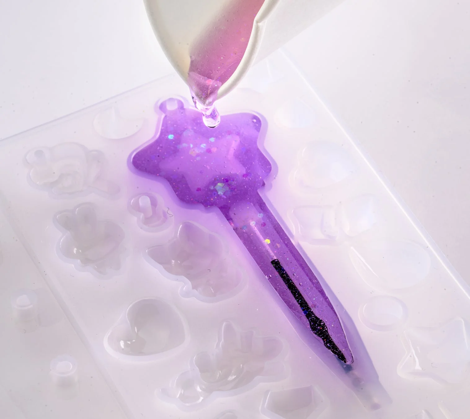 レジン液をシリコンモールドに注ぐ様子