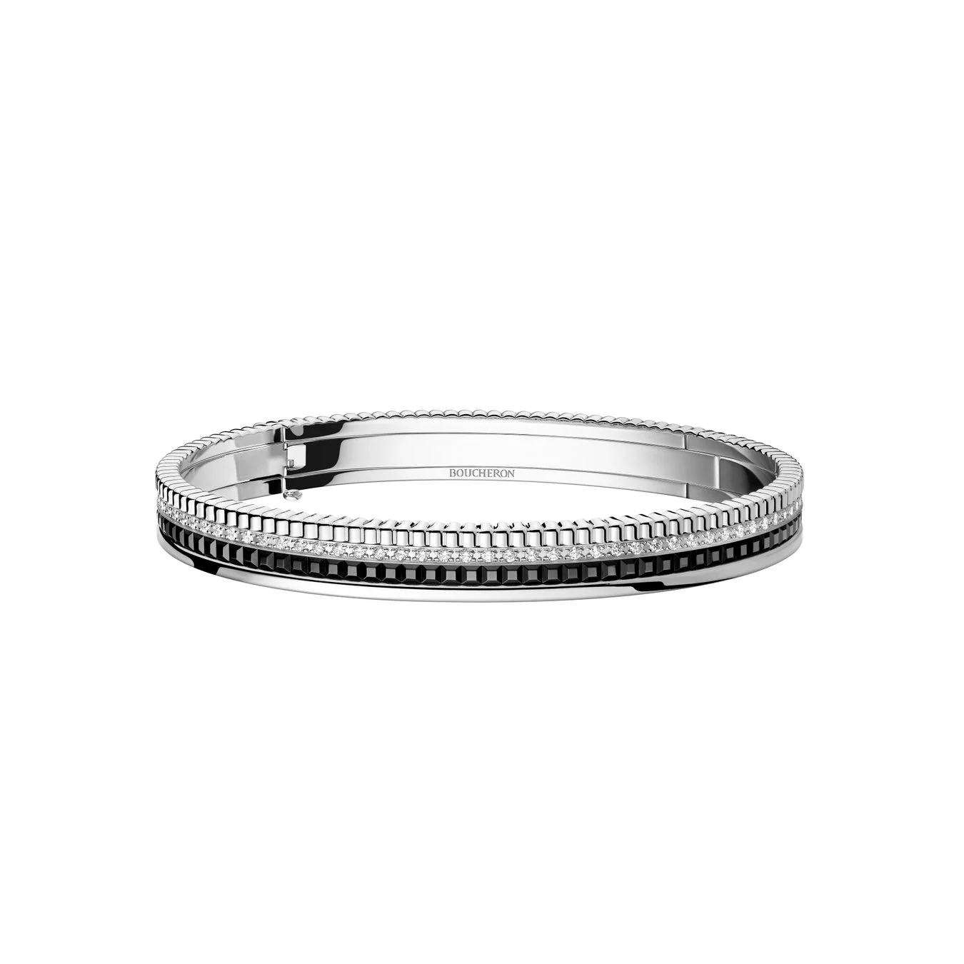 白い背景に置かれた、ダイヤモンドと黒い要素が特徴のBOUCHERON（ブシュロン）の高級ブレスレットです。洗練されたデザインが際立っています。