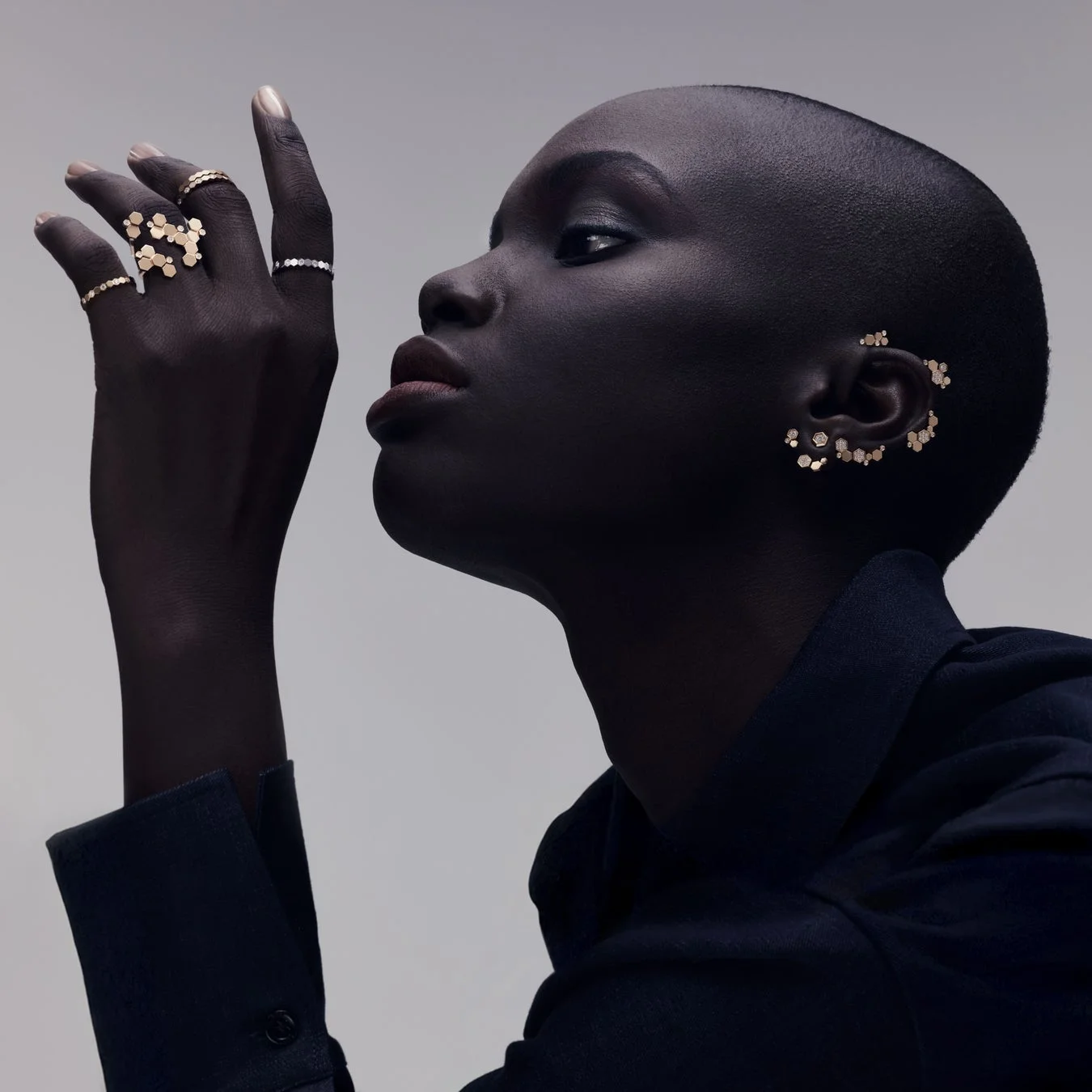 ハニカムデザインのゴールドジュエリーを身につけた女性モデル