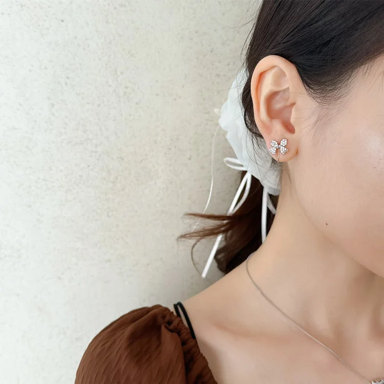 リボン Tineaイヤリングの着用イメージ