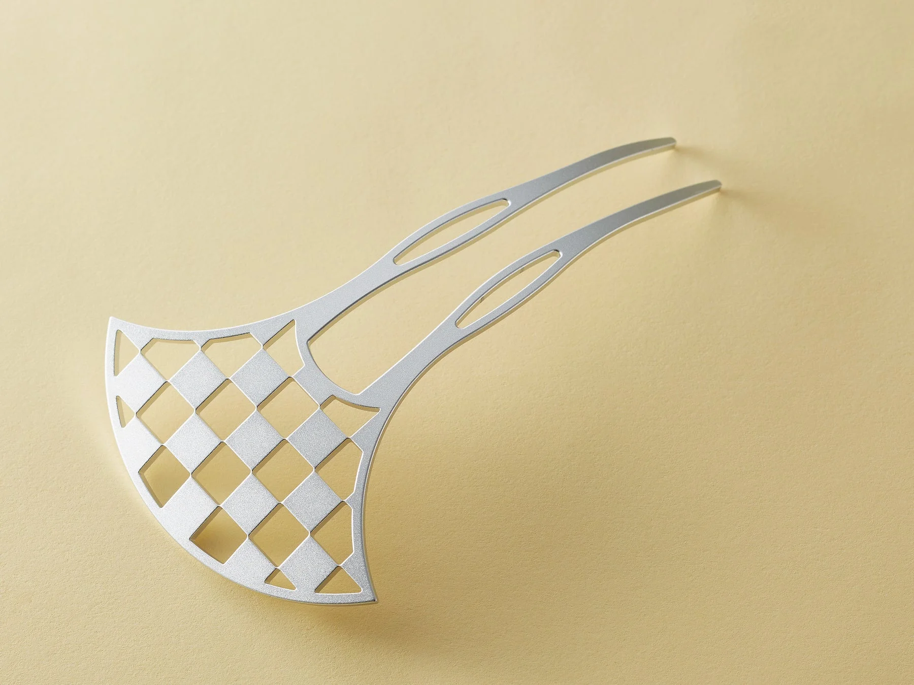 市松模様のデザインが特徴的な銀色のかんざし