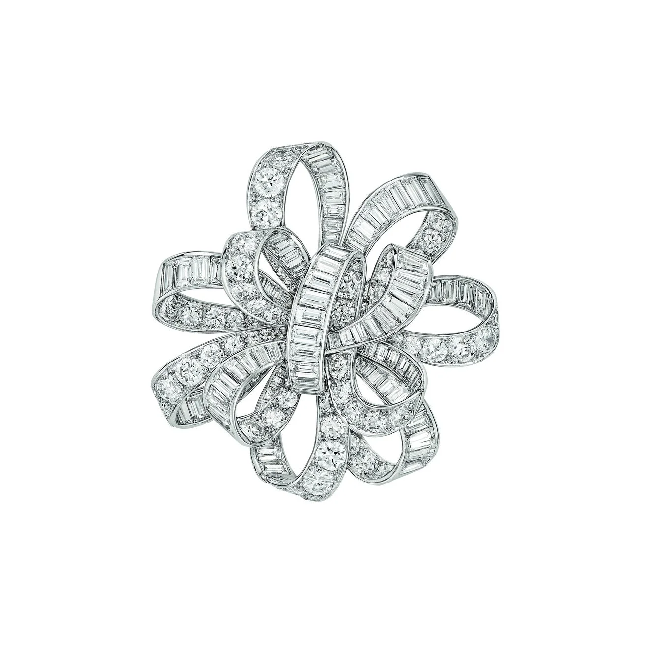 白い背景に、多数のブリリアントカットとバゲットカットのダイヤモンドが散りばめられた、複雑なリボンや花のようなデザインの豪華なジュエリーが写っています。