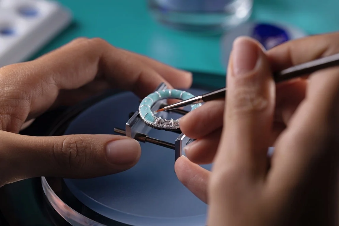 職人がパイヨンエナメルを施す様子