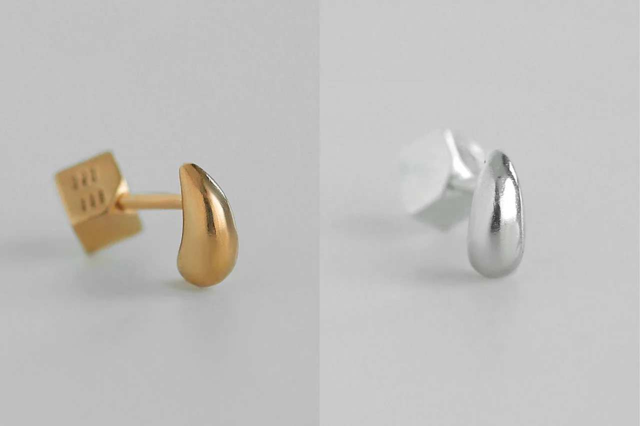 しずく型のゴールドとシルバーのスタッドピアス