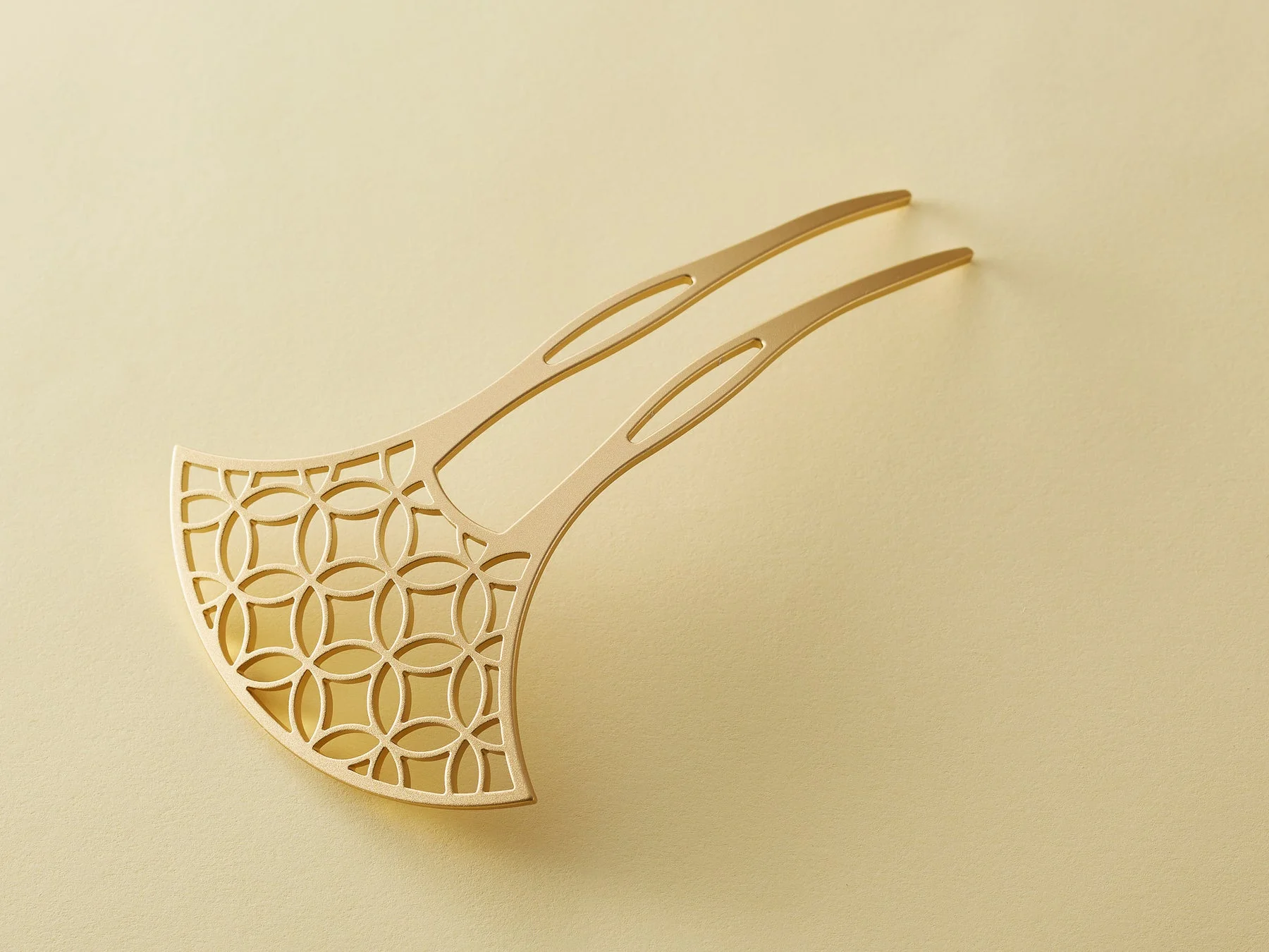 金色に輝く扇形のかんざし