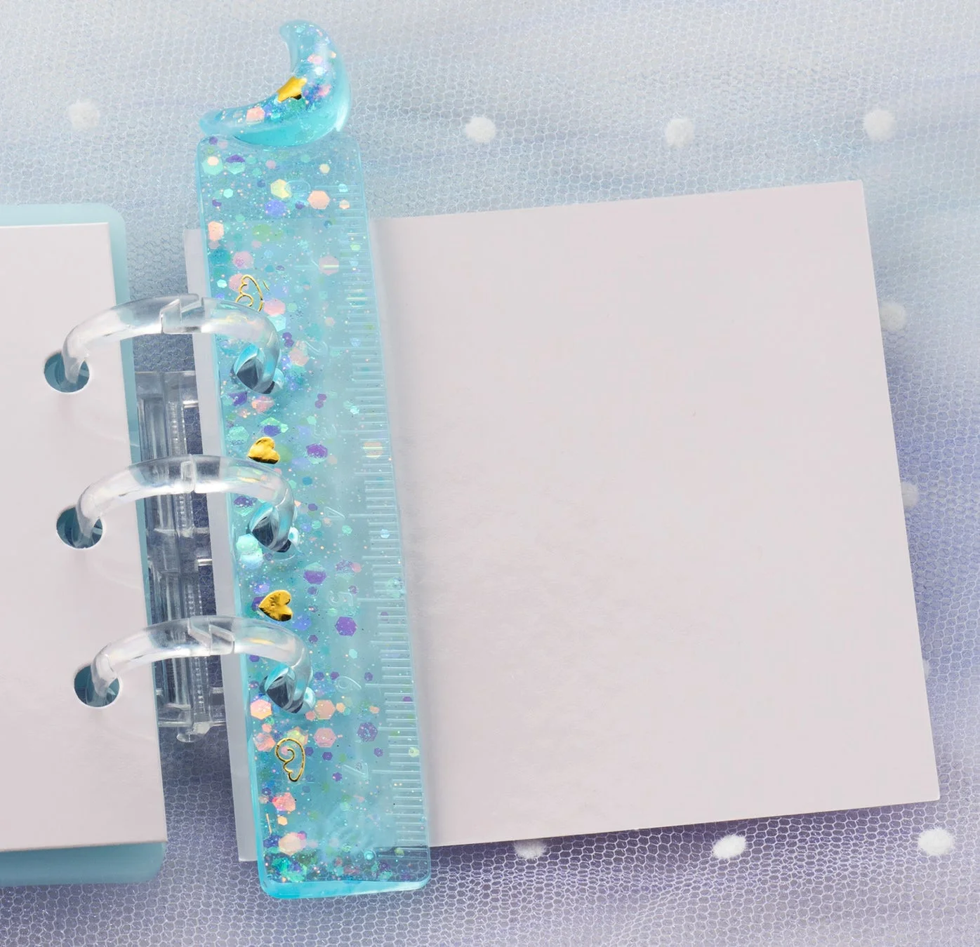 月とハートの飾りがついた定規