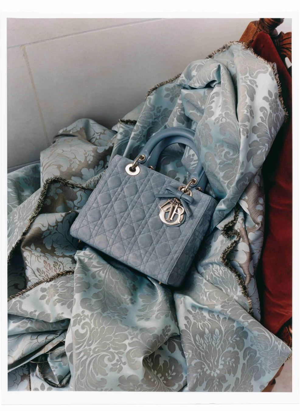 水色のキルティングが施されたディオールのハンドバッグ