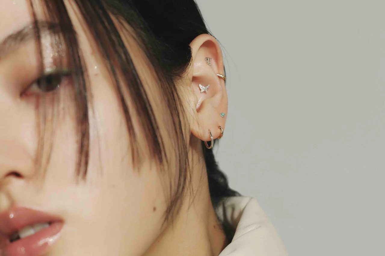 複数のピアスをつけた女性の耳のクローズアップ