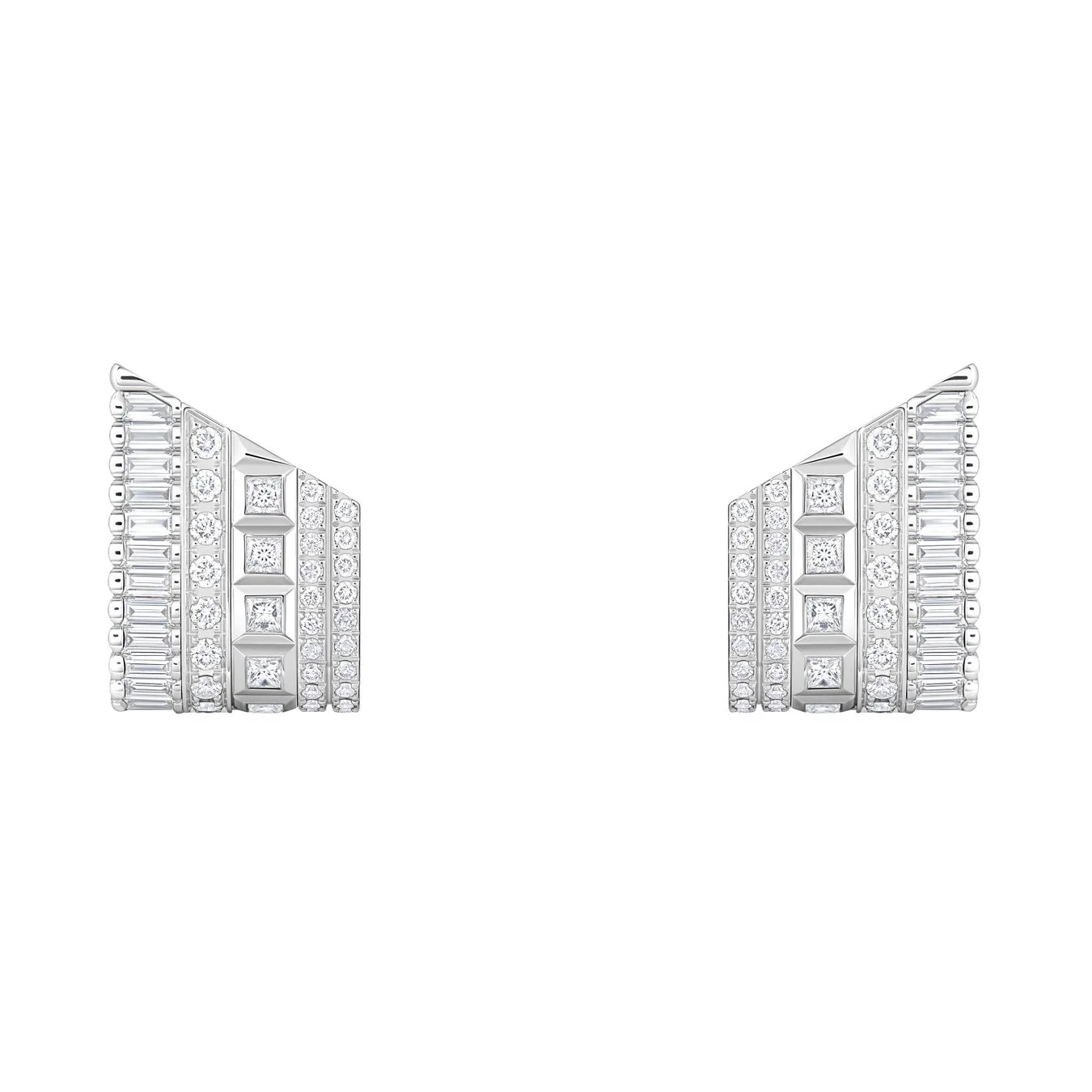 白い背景に、様々なカットのダイヤモンドが散りばめられた幾何学的なデザインのピアスが2つ並んでいます。高級感があり、左右対称の美しいジュエリーです。