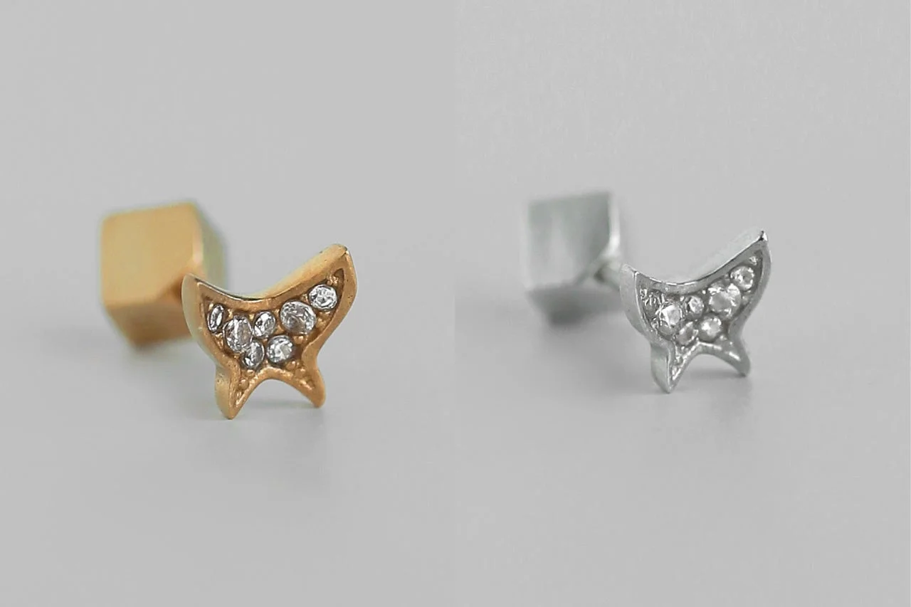 ゴールドとシルバーの蝶型ラインストーンスタッドピアス