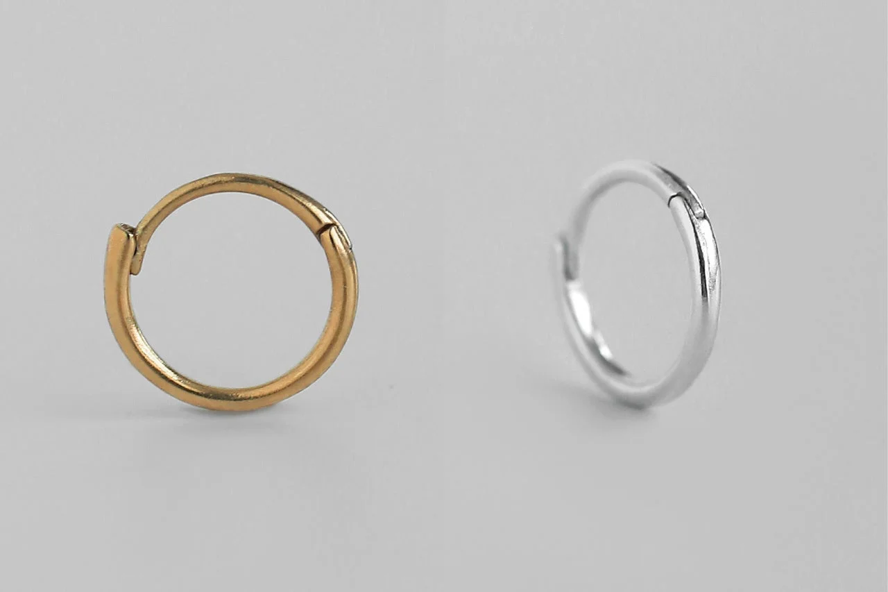 シンプルなゴールドとシルバーのフープピアス