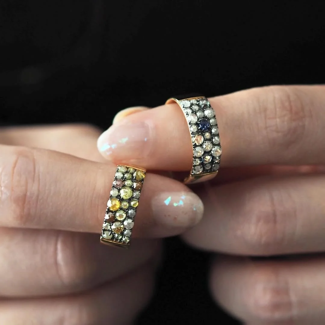 Paletteを指に挟んだ画像