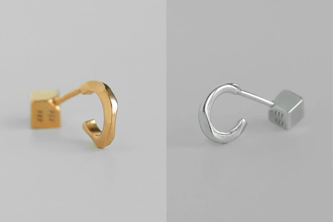 ゴールドとシルバーの立方体と曲線フープピアス